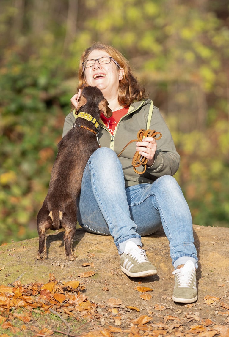 Fotoshooting Hund: Tierfotografin Nadine Golomb mit Dackelherz Cap, brauner Rauhaardackel Rüde und mein Seelenhund